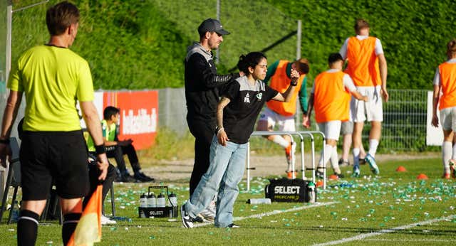 Una española de 27 años rompe el techo de cristal dirigiendo a un equipo masculino danés: «Llegué predispuesta a que me rechazaran»