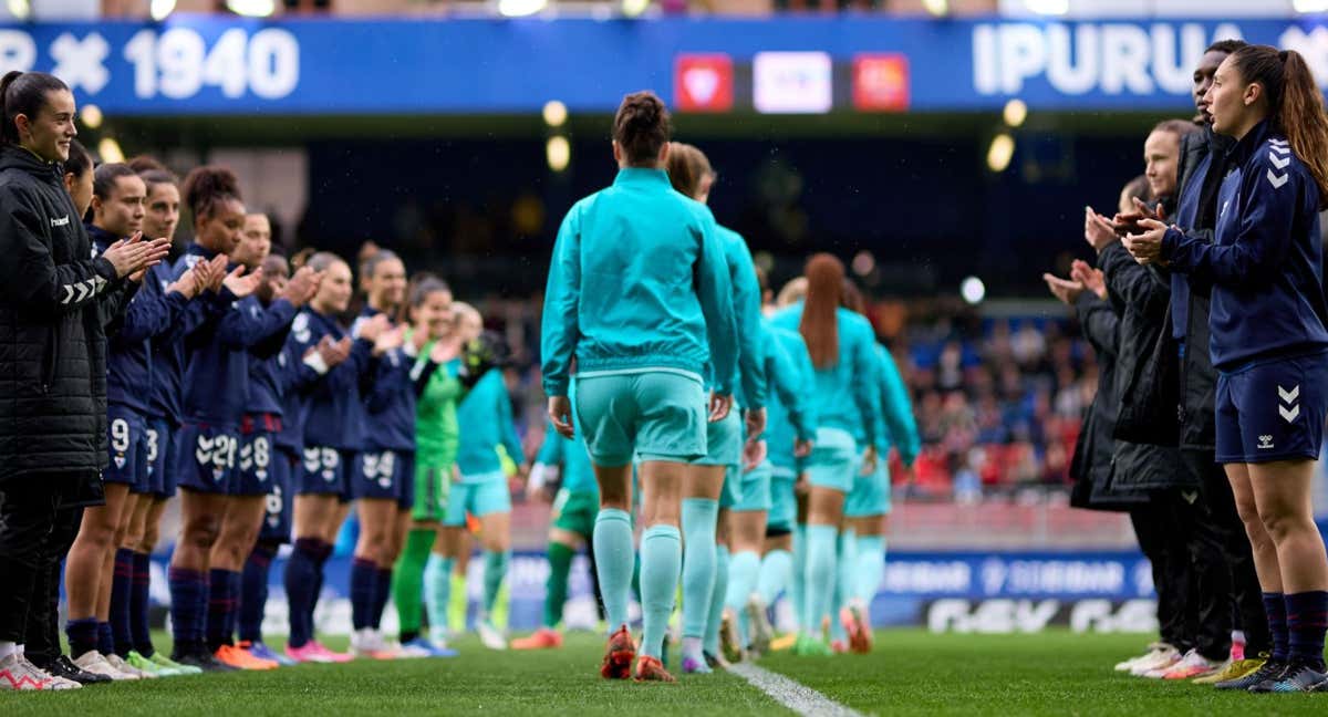 Pasillo de las jugadoras del Eibar al Barça, campeón de Liga F. /FC BARCELONA FEMENINO