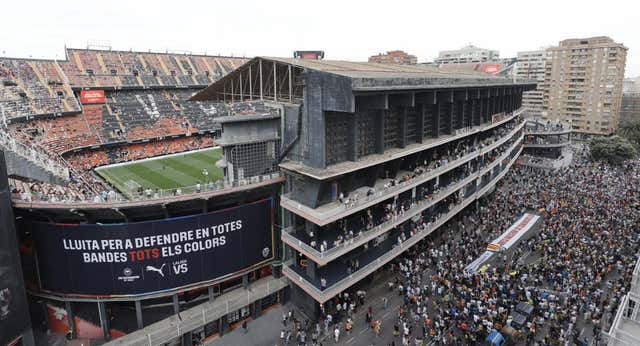El valencianismo vuelve a dejar semivacío Mestalla para protestar contra Peter Lim