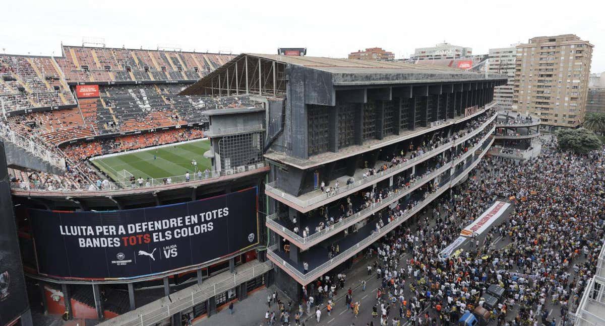 Imagen de la protesta de la afición del Valencia contra Peter Lim antes del partido contra el Girona.