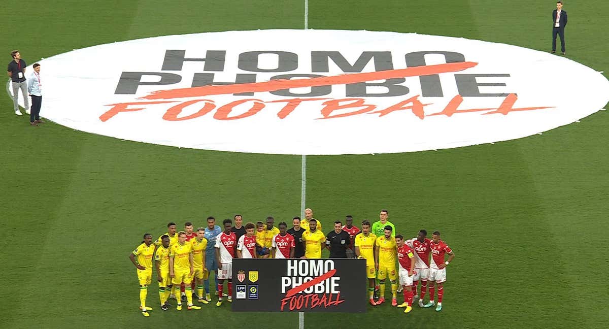 Los futbolistas del Mónaco y Nantes posan contra la homofobia./