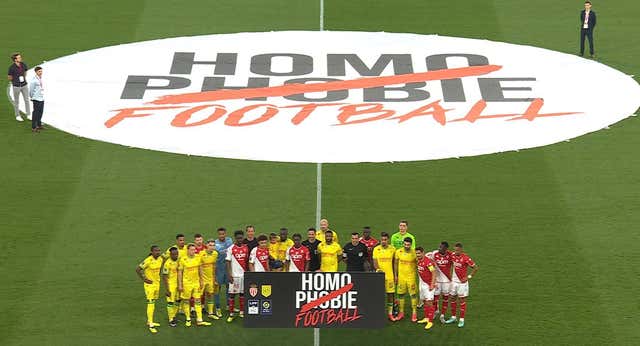 Lucha contra la homofobia en la Ligue 1… ¡Y un jugador se tapa el parche arcoíris!