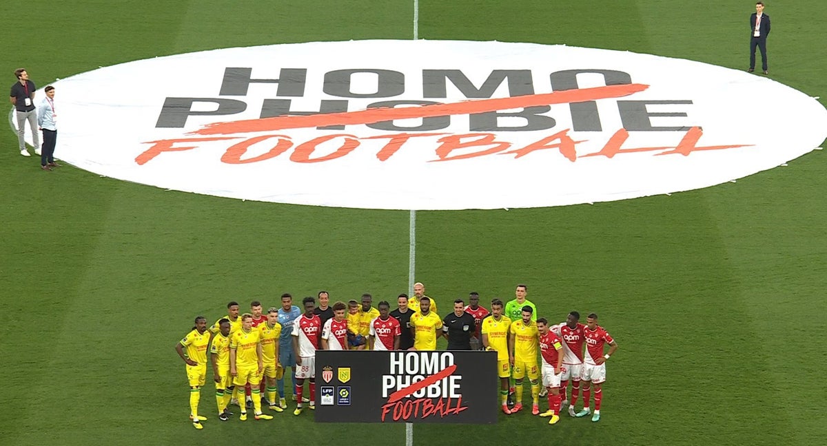 Los futbolistas del Mónaco y Nantes posan contra la homofobia.