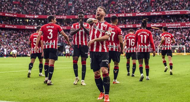 San Mamés disfruta con el mejor adiós de Raúl García y Muniain