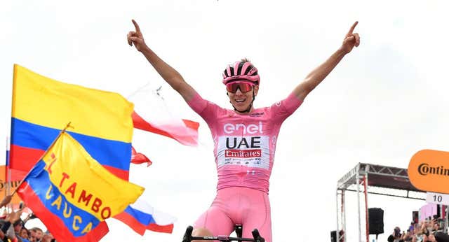 Pogacar sacude el Giro en la etapa reina y ya mira de frente a la historia