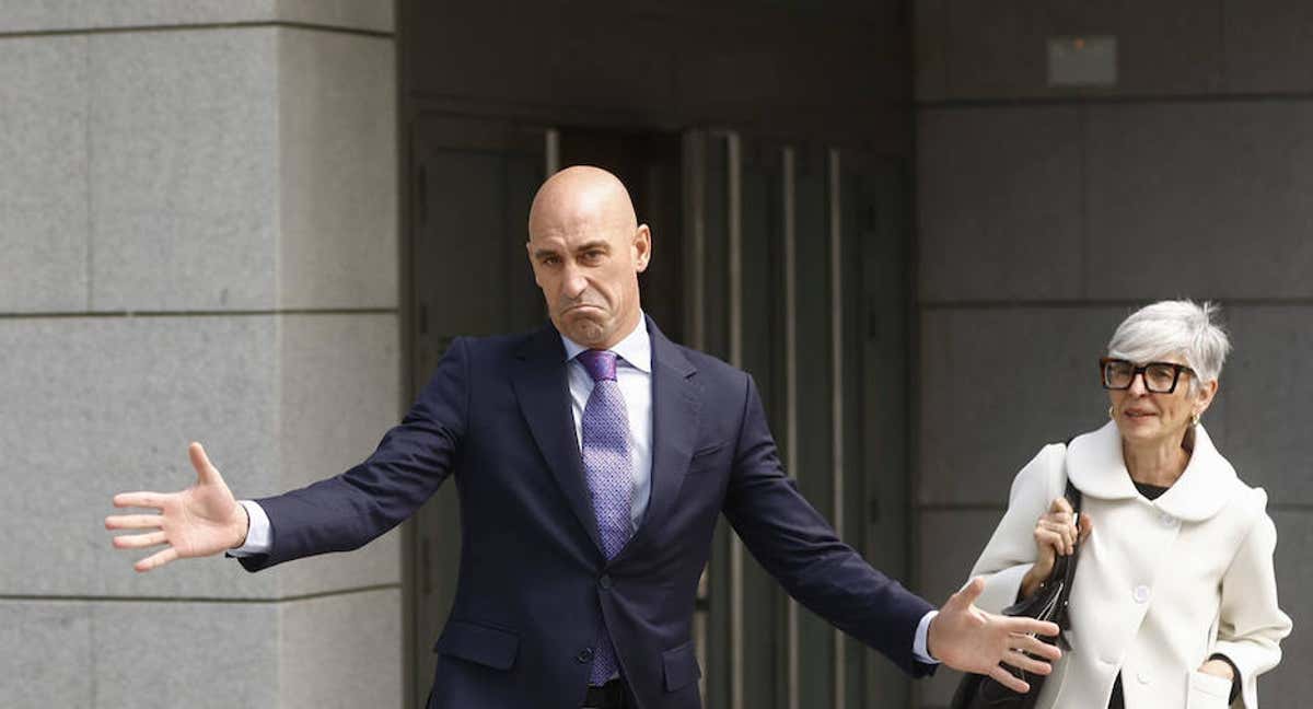 El expresidente de la Federación Española de Fútbol Luis Rubiales, en la Audiencia Nacional para recoger formalmente la resolución que le envía a juicio.