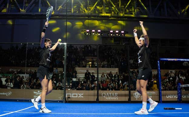 Bea y Delfi celebran la victoria en Asunción. PREMIER PADEL