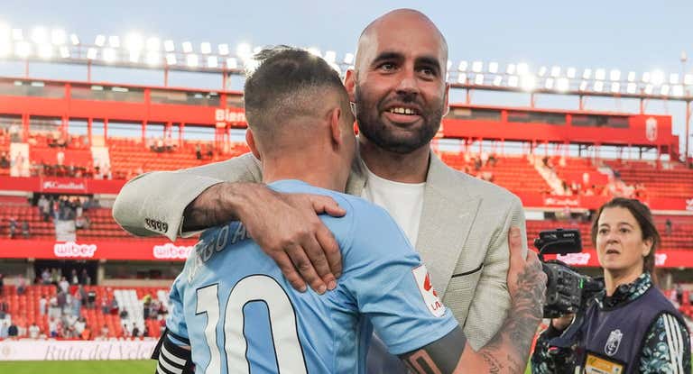 Iago Aspas y Claudio Giráldez se abrazan después del partido frente al Granada.