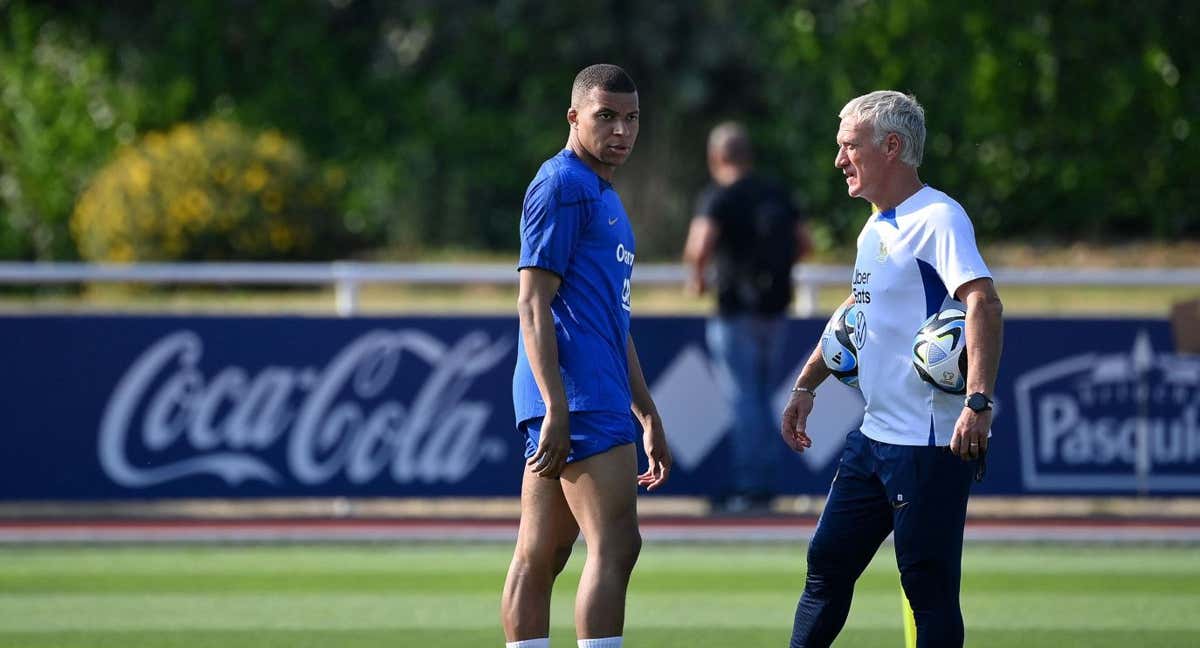 Mbappé con Deschamps en una convocatoria con Francia./AFP