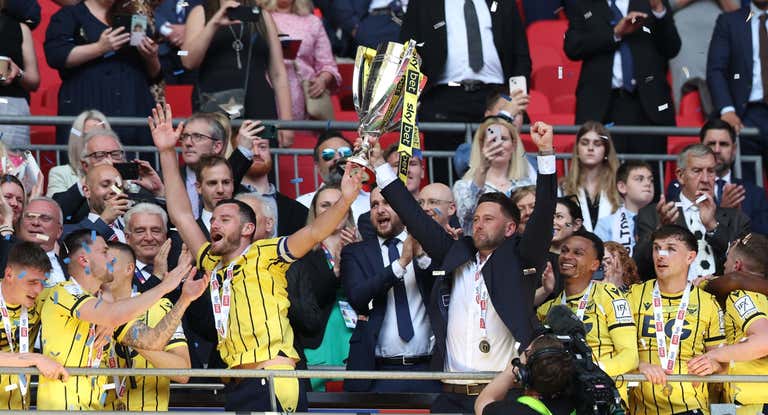 El Oxford United celebra su ascenso a Championship, la segunda categoría.