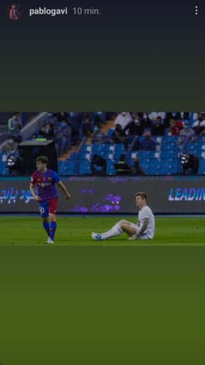 La imagen de la discordia entre Gavi y Kroos.  @pablogavi