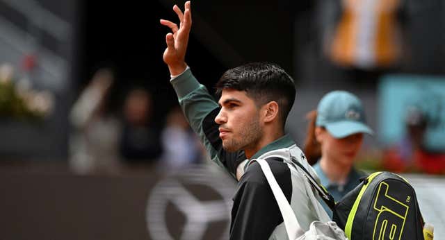 Alcaraz viaja este miércoles a Roland Garros… pendiente todavía del brazo