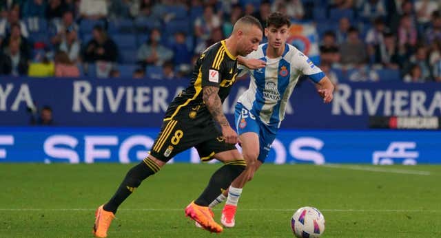 Los aplausos de un Espanyol que se aferra al ascenso y de un inmortal Cazorla que rindió tributo a Jarque en el 21′ antes de regalar el 0-1