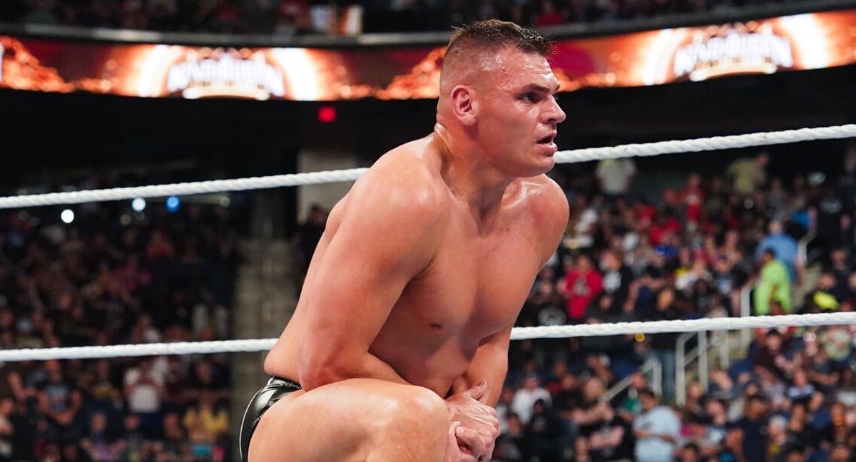 Gunther posa tra su victoria sobre Jey Uso en WWE Raw.