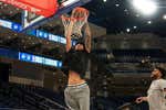 Así se preparan Baba Miller e Izan Almansa, las perlas del baloncesto español que llaman a la puerta de la NBA