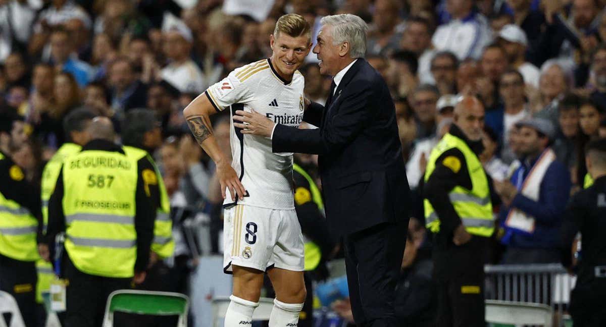 Toni Kroos y Carlo Ancelotti durante el partido de LaLiga contra el Alavés. /Reuters/Susana Vera