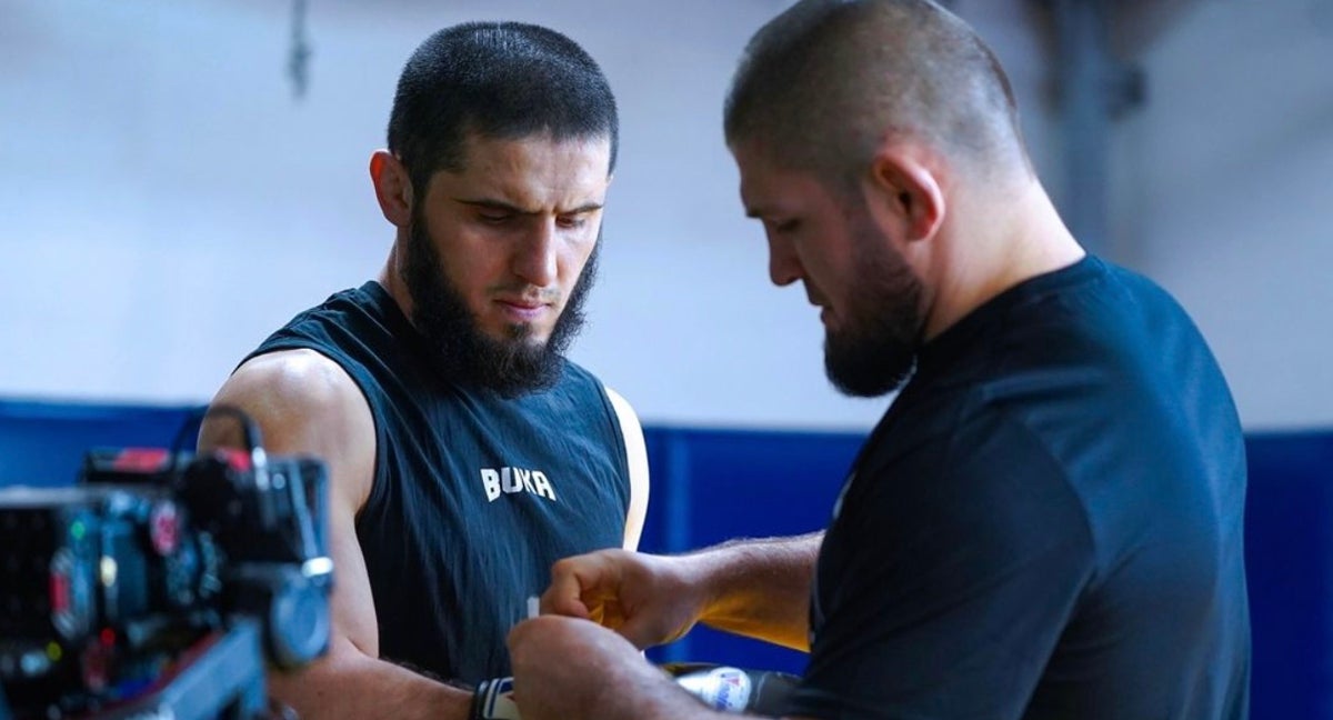 Khabib Nurmagomedov ata los guantes a Islam Makhachev.
