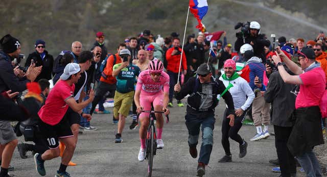La nieve y el frío obligan a recortar la etapa de montaña de este martes en el Giro