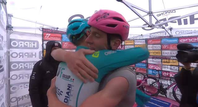 Pogacar se rinde a Pellizzari, le regala la maglia rosa y desvela el inicio de su relación: “Fue en 2019…”