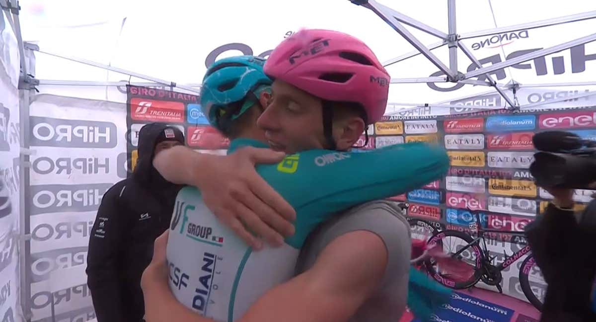 Pogacar y Pellizzari se abrazan tras la 16ª etapa del Giro.