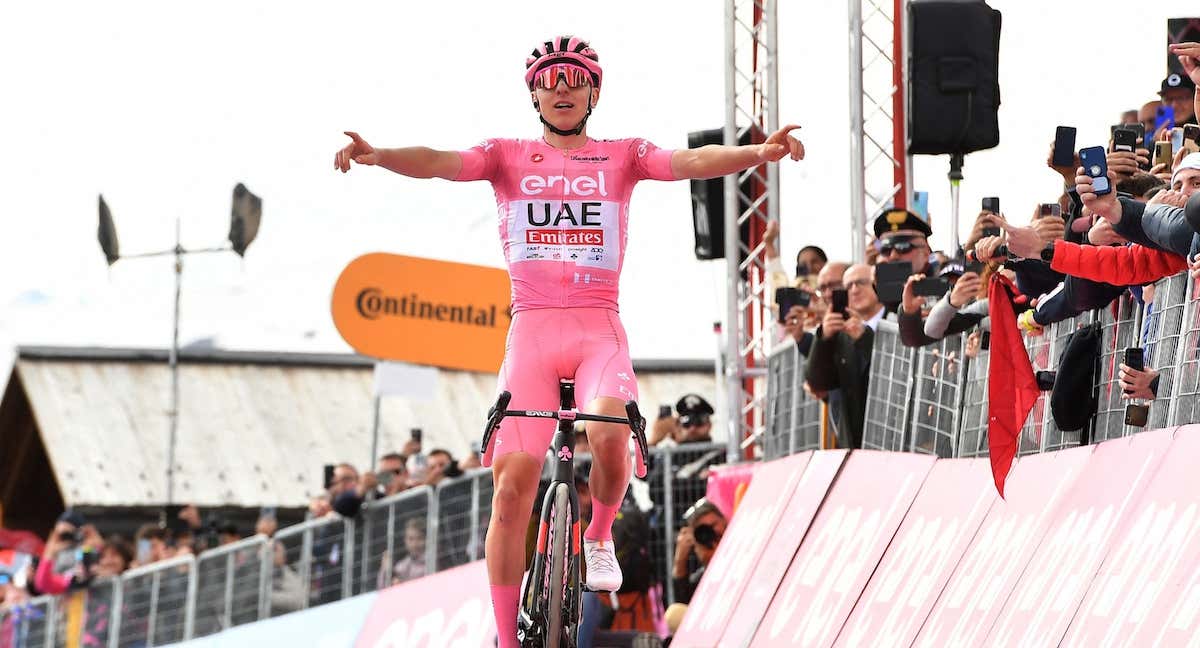 Tadej Pogacar de rosa en el Giro de Italia./REUTERS