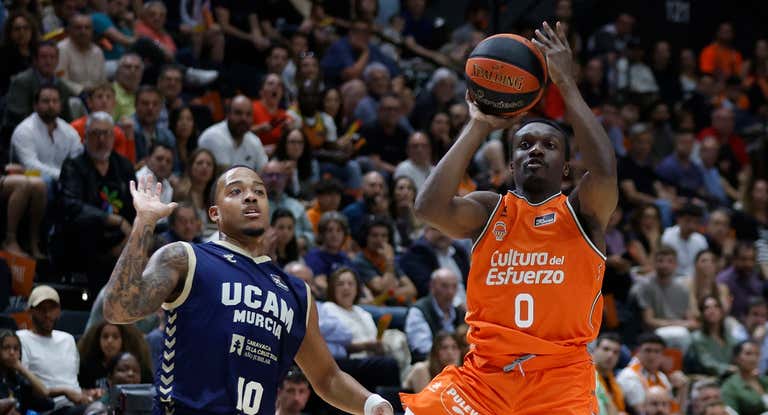 UCAM Murcia asaltó la Fonteta en el primer partido de la serie.