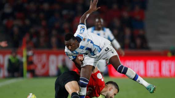 Umar Sadiq en una pugna por el balón. /EFE
