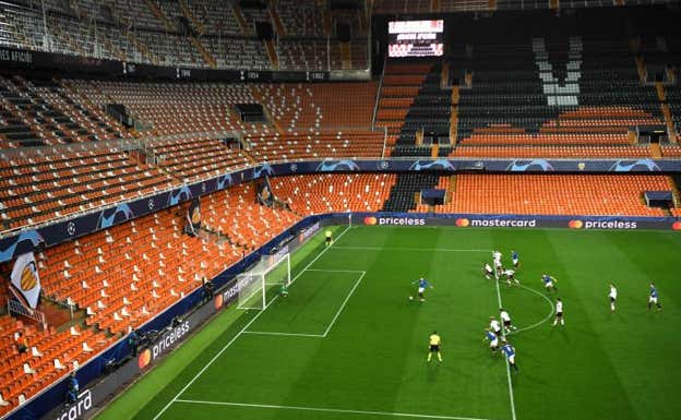 Ilicic anotando uno de los cuatro goles que le endosó al Valencia.  AFP