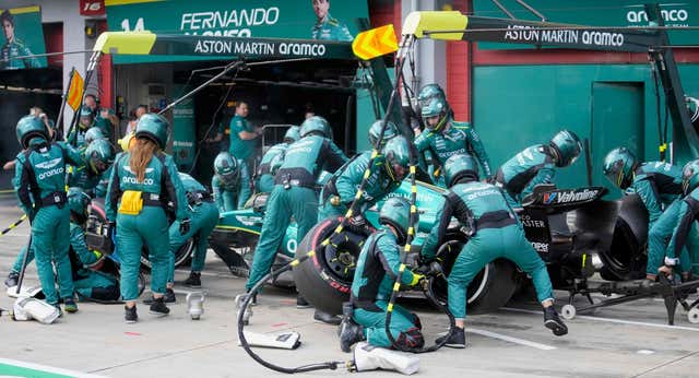 La vida de un ingeniero a contrarreloj en el garaje de Aston Martin: «Me toca ocio pero ayudaré con el coche de Alonso»