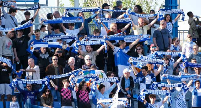 La locura de la afición del Sabadell: 2.000 kilómetros y 24 horas en autocar a Lugo para ver un milagro o el descenso de su equipo