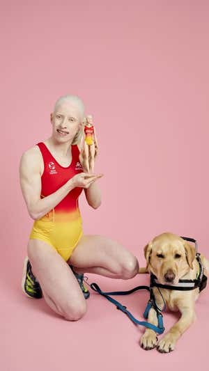 Los verdaderos Susana Rodríguez y Yellow, con la Barbie de la triatleta.  MATTEL