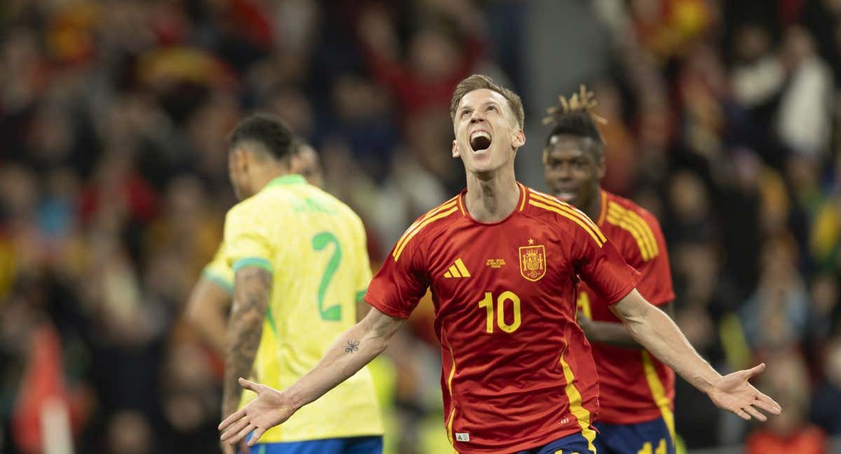 Dani Olmo celebra un gol con la Selección española.