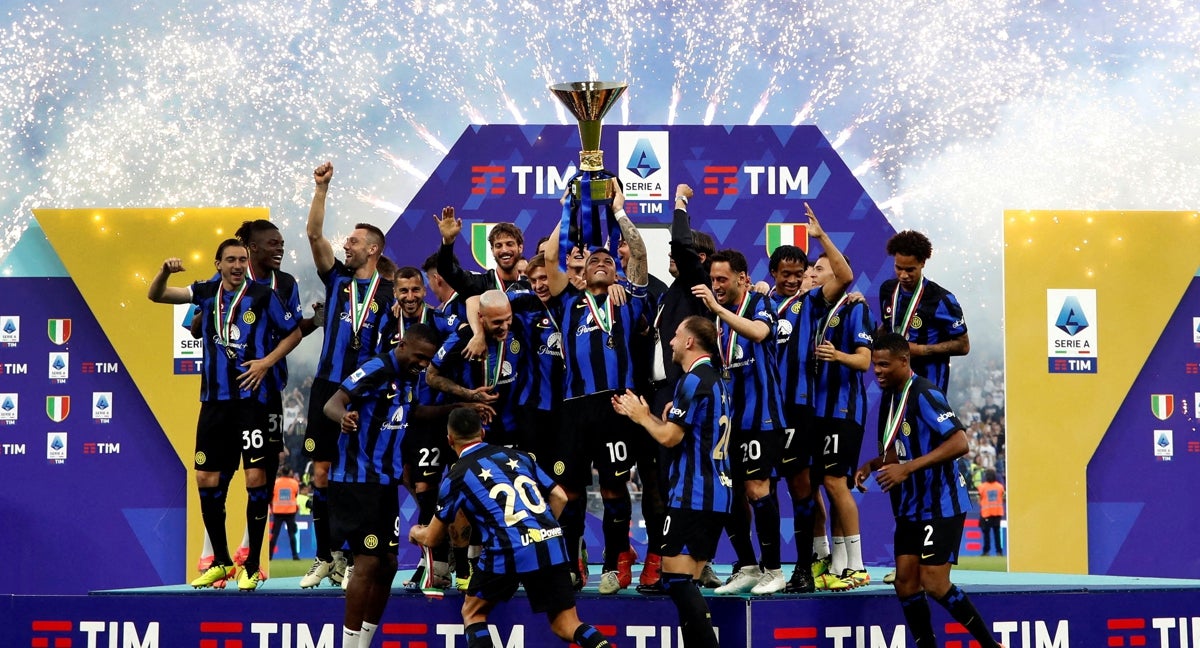 Inter de Milán levanta el scudetto.
