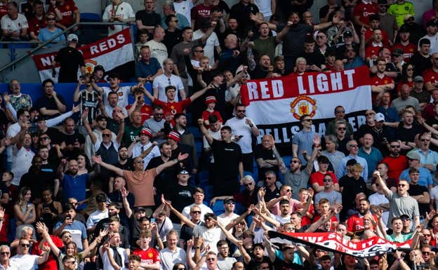 La afición del Manchester United desplazada al último partido de liga en Brighton. REUTERS