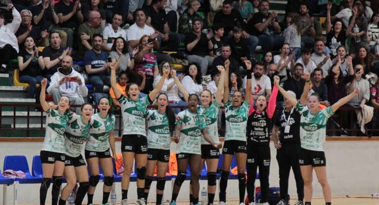 El Elche balonmano celebra un gol.