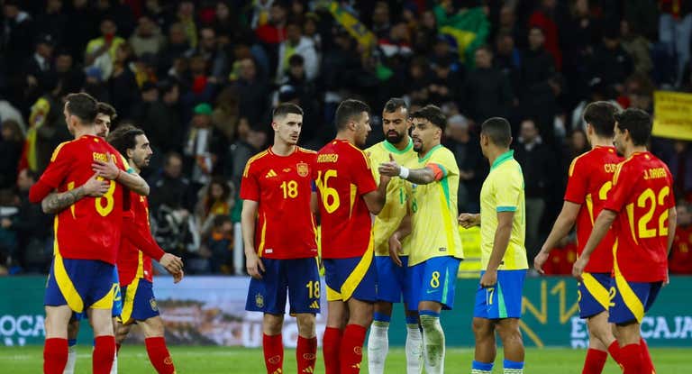 La Selección española en su último partido contra Brasil.