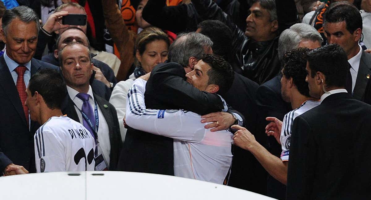 Florentino Pérez se abraza a Cristiano en el palco de Da Luz después de ganar la Décima Copa de Europa. /GETTY