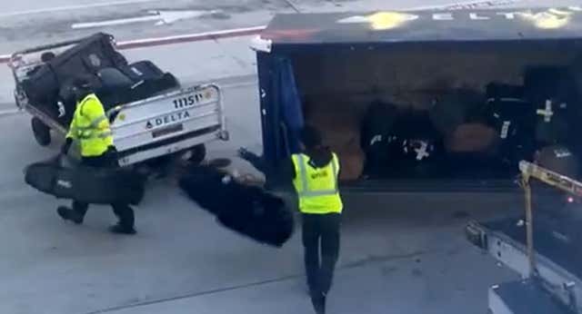 Un equipo de golf graba y viraliza el maltrato a sus palos en un aeropuerto: «¡Oh, dios mío, los están lanzando al suelo!»