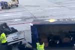 Un equipo de golf graba y viraliza el maltrato a sus palos en un aeropuerto: «¡Oh, dios mío, los están lanzando al suelo!»