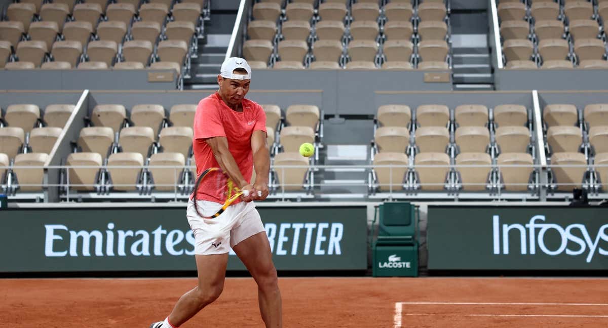 Nadal entrenando en la pista central de Roland Garros.