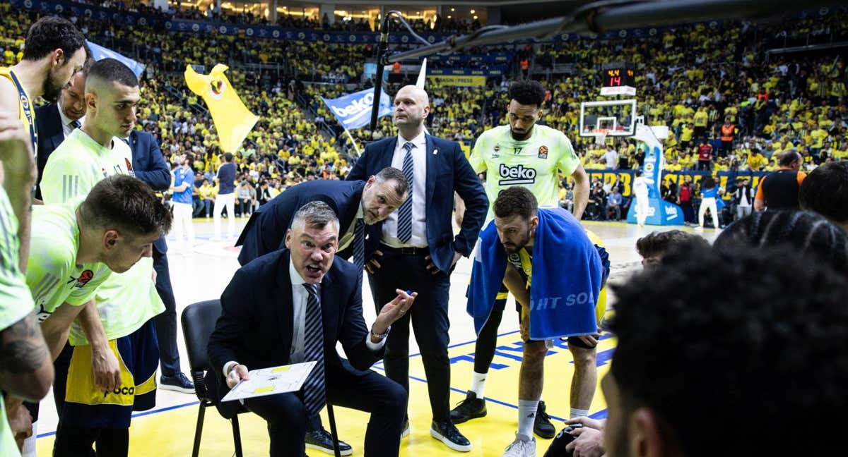 Saras Jasikevicius dando indicaciones a los jugadores del Fenerbahçe. /GETTY IMAGES