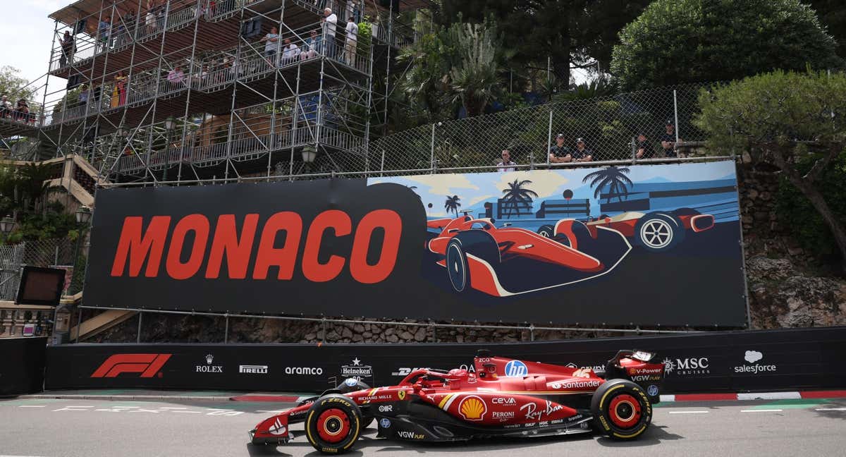 Charles Leclerc, durante los libres en Mónaco. /REUTERS