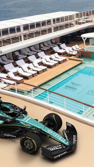 Un monoplaza de Aston Martin dentro del crucero.  ASTON MARTIN