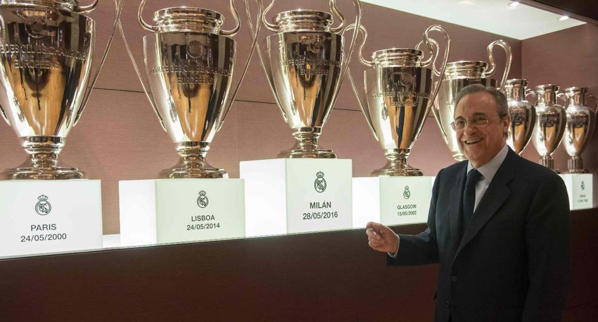 Florentino Pérez se encarga personalmente de colocar cada Champions en la vitrina del Bernabéu./AFP