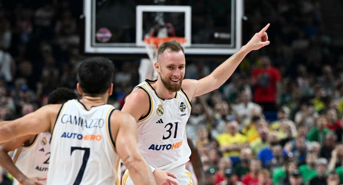 Dzanan Musa celebra con Campazzo durante el partido ante Olympiacos.