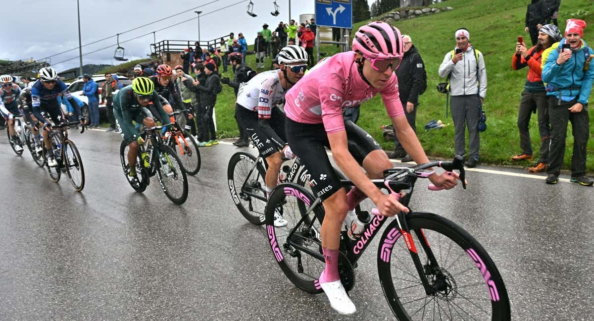 Tadej Pogacar, vestido de rosa, durante el Giro de Italia. /EFE