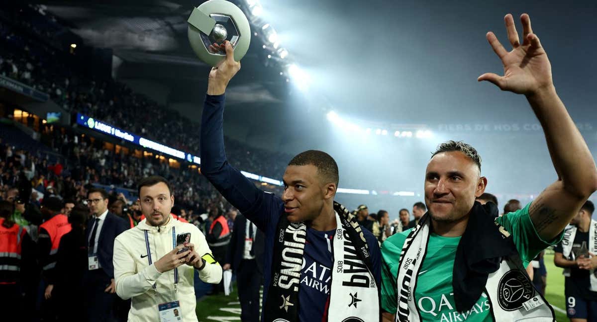 Keylor Navas tuvo su homenaje por parte de los ultras del PSG. /REUTERS