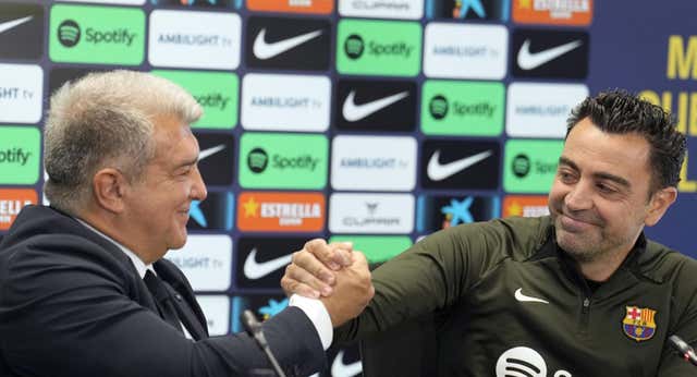 La crisis reputacional de Laporta: los giros en el adiós de Xavi, una crítica que sube de tono y ese inversor que aún llega