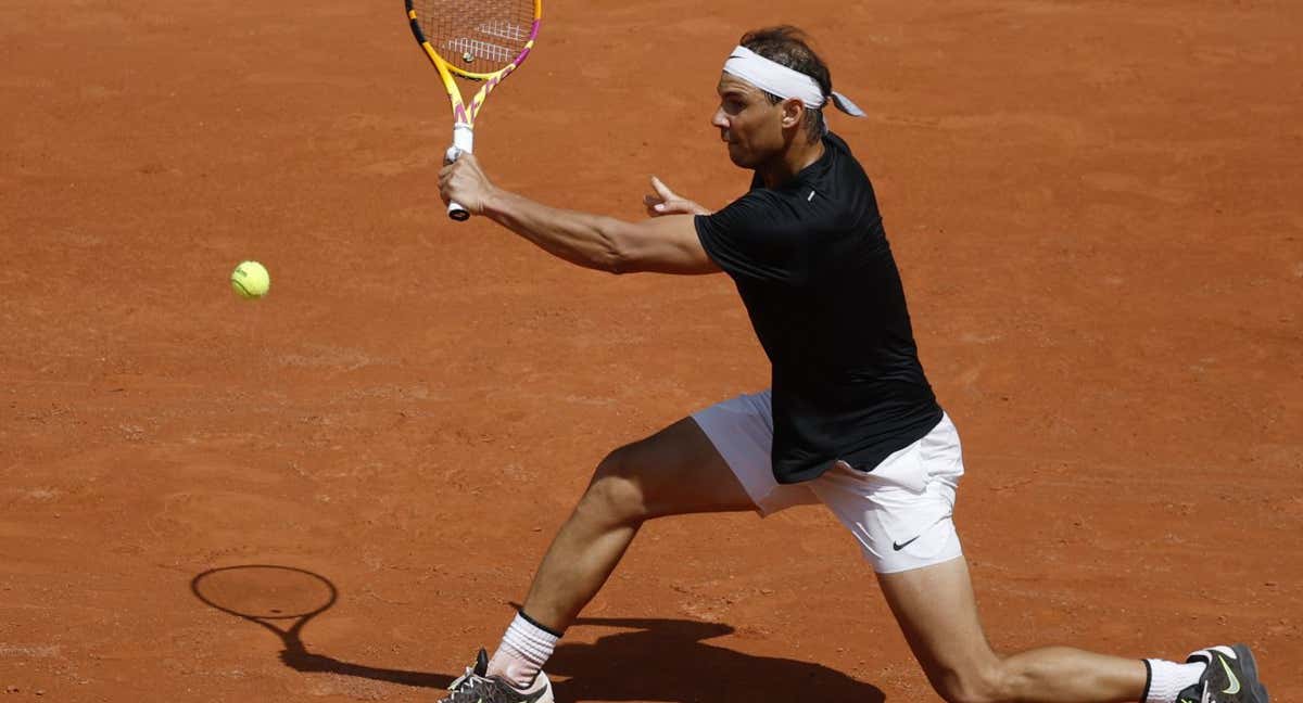 Rafael Nadal golpea un revés durante su entrenamiento del viernes en Roland Garros. /EFE/EPA/YOAN VALAT