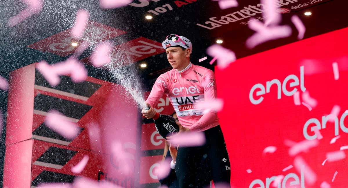 Tadej Pogacar con la maglia rosa en el Giro de Italia./REUTERS